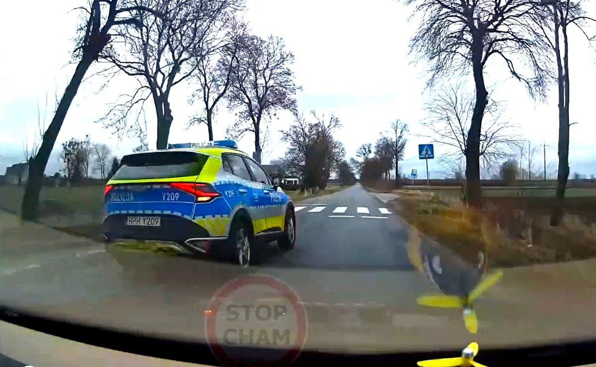 Policjant wyprzedzał radiowozem przed przejściem dla pieszych