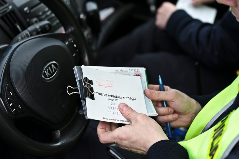 Policjant z bloczkiem mandatów