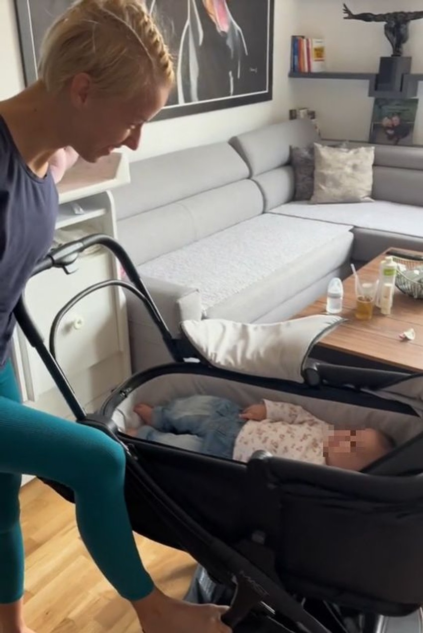 Devojka sa krilima pokazala kako se brine o bebi