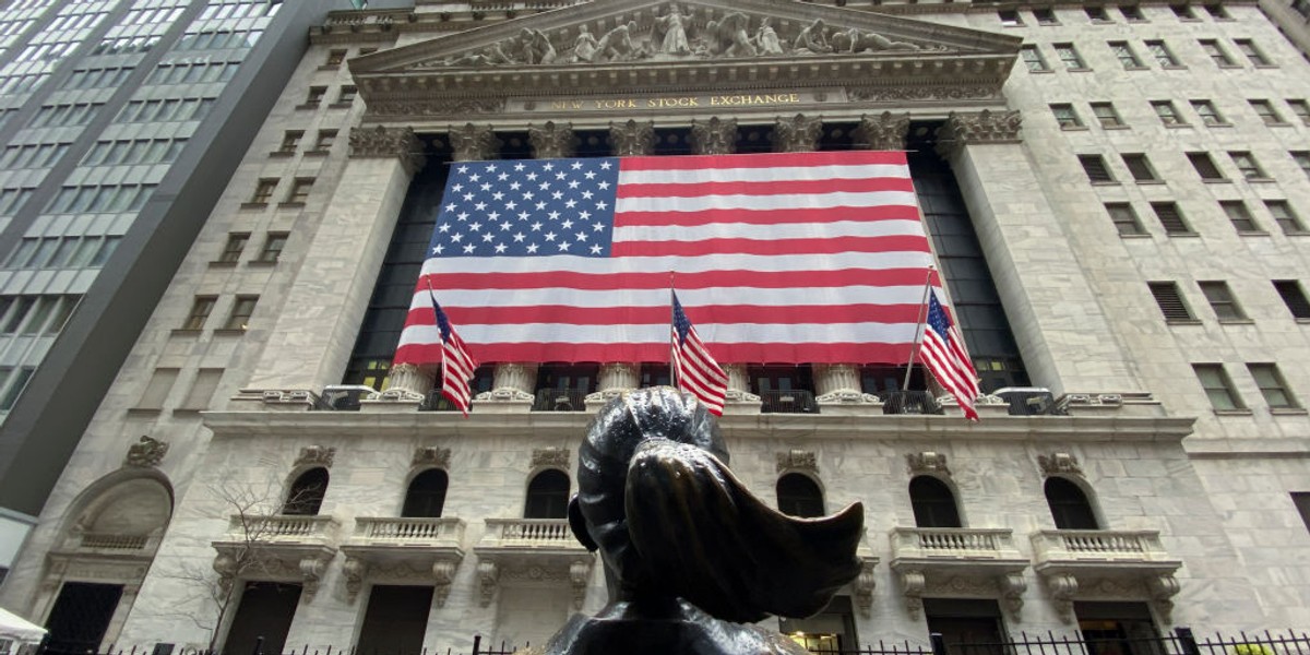 Ubiegły tydzień na Wall Street przyniósł największy wzrost od 1974 roku. Tydzień poświąteczny rozpoczął się od spadków. 