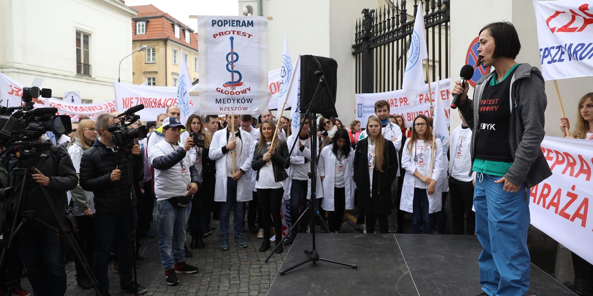 Gigantyczne podwyżki w IPN i dla urzędników od wody! A dla lekarzy nie ma!