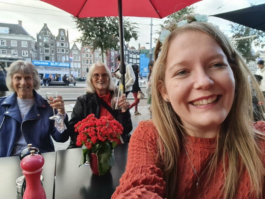 Mikhaila ze współpasażerkami, 78-letnią Celią Steele i 70-letnią Jannet Russell w Amsterdamie.