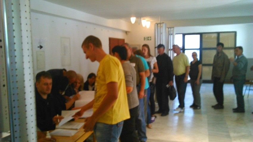 Otvoreno svih 28 biračkih mesta: Izbori za sada protiču bez incidenata