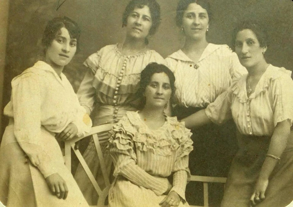 Živka (gore levo) i njene sestre Aleksandra, Vuka, Jela i Zora Tucaković