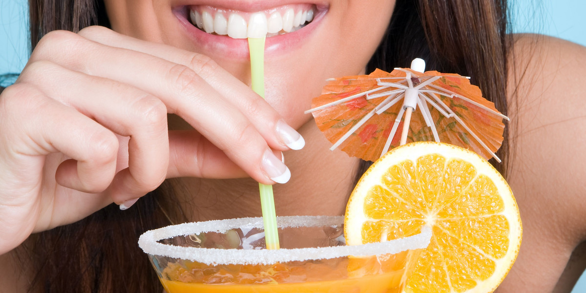 kobieta, drink, cytrynowy, pomarańczowy, kobieta, pije