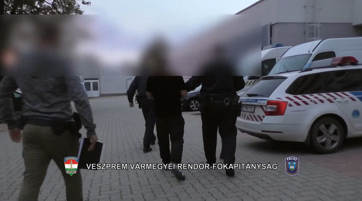 Brit hatóságok szállították haza a pápai körözött férfit / Fotó: police.hu/Youtube