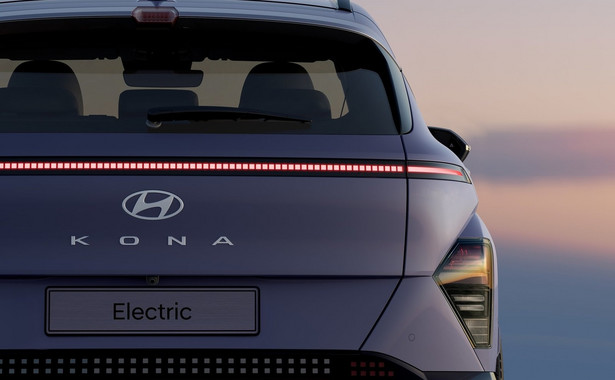 Nowy Hyundai Kona drugiej generacji zaskakuje nietuzinkowym wyglądem. Popularny SUV zwiększył swoje rozmiary i skrywa we wnętrzu bogatsze wyposażenie. Nowy model będzie pozycjonowany w segmencie SUV C.