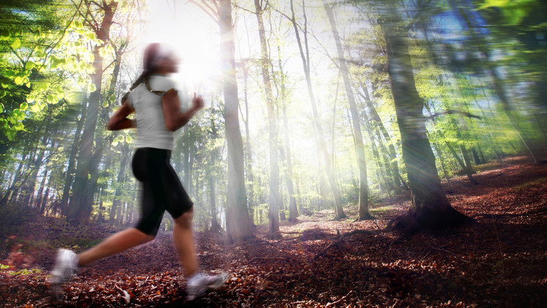 Naprawdę warto się zmobilizować do uprawiania joggingu. Jest to jedno z najskuteczniejszych ćwiczeń odchudzających (w ciągu godziny możesz spalić około 400 kcal).