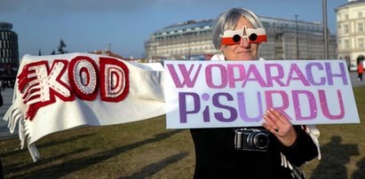 Ostro na marszu KOD. Dostało się wszystkim