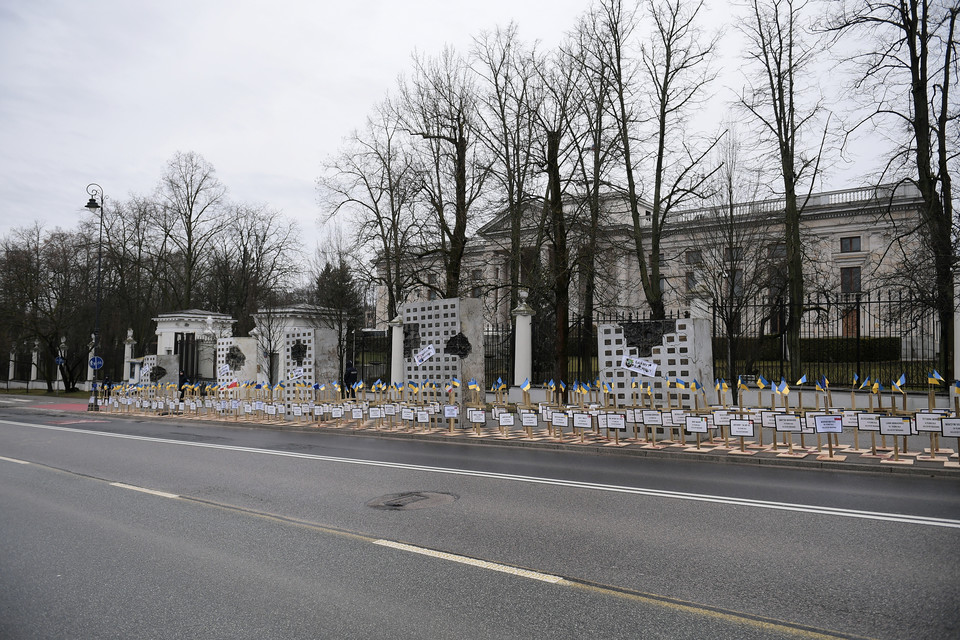 Instalacja złożona z krzyży przed rosyjską ambasadą w Warszawie