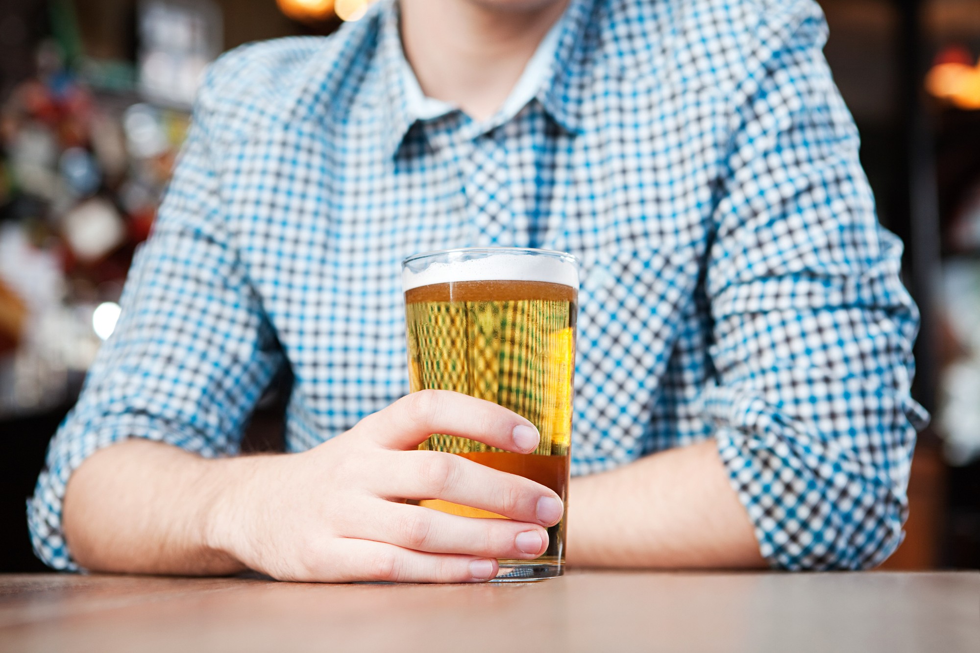 Tínedžer vypil veľké množstvo alkoholu. (ilustračné foto)