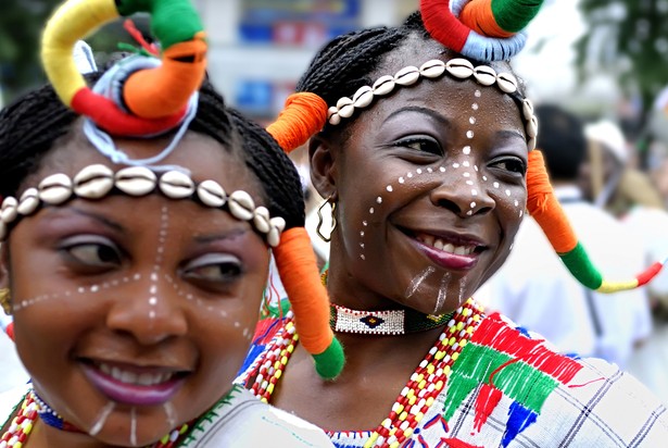 Pokaz tańca ludowego nigeryjskich dziewcząt podczas I Międzynarodowego Festiwalu Niematerialnego Dziedzictwa Kulturalnego, 23 maja 2007 r., Chengdu, stolica prowincji Syczuan, Chiny.