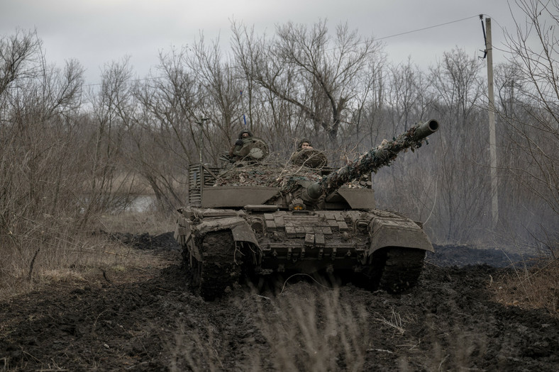 Wojsko ukraińskie prowadzi ostrzał artyleryjski w kierunku rosyjskich pozycji w Doniecku, Ukraina, 31 grudnia 2023 r.