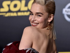 Emilia Clarke az ártatlanság és a cukiság megtestesítője ebben a ruhában!