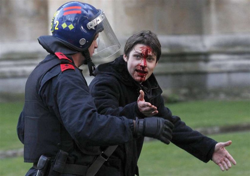 Studenci biją się z policją, atakują auto księcia Karola Foty