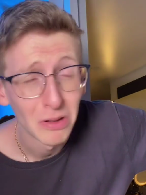 Mladík prekvapil sexy priateľkou.