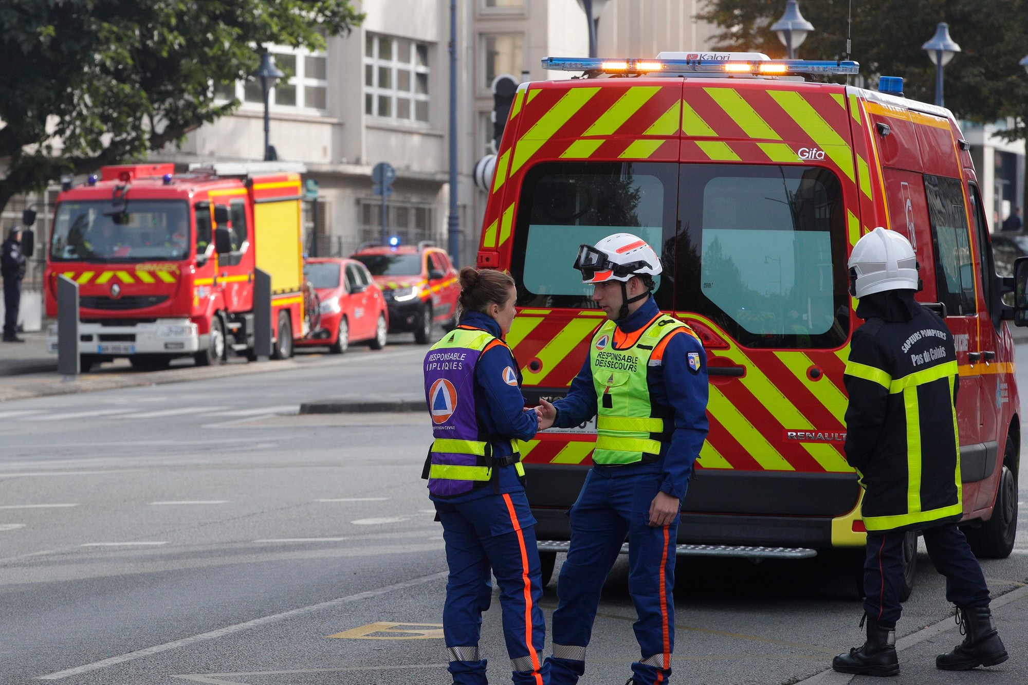 Hasiči v utorok popoludní zasahovali pri požiari klimatizačnej jednotky v jednej z prevádzok v obchodnom centre na Nevädzovej ulici v bratislavskom Ružinove.