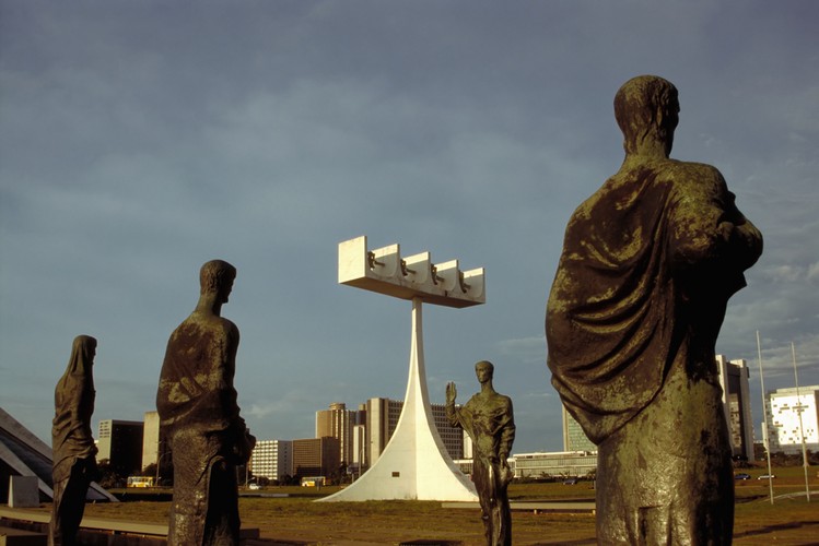 Miasto jest całkowicie niefunkcjonalne - wynika z relacji jego mieszkańców. W wielu artykułach podróżniczych można przeczytać o tych narzekaniach. Miasto zostało zaprojektowane dla idei, nie dla człowieka - jako symbol współczesności zdominowanej przez maszyny. Nie ma tu ulic ani zaułków, w których można choćby przez przypadek spotkać znajomego, przystanąć i porozmawiać - wszystko podporządkowane jest zasadzie wydajności systemu komunikacyjnego. Zamiast chodników są wielopasmowe drogi szybkiego ruchu - mimo, że pierwszych mieszkańców miasta nie było nawet stać na samochody. I mnóstwo wydeptanych w ziemi suchego płaskowyżu ścieżek, które pozwalają dotrzeć