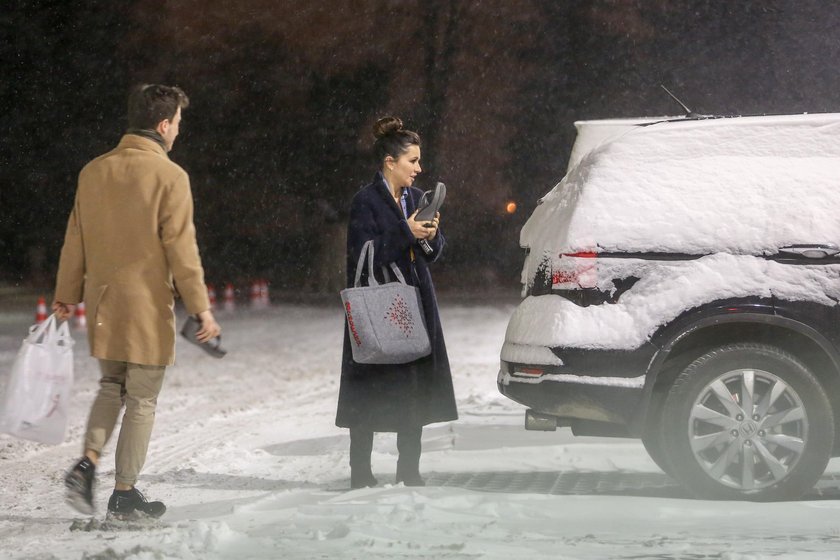 Beata Tadla odśnieża auto butem