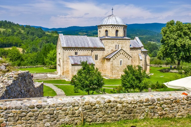 Manastir Gradac, zadužbina kraljice Jelene Anžujske
