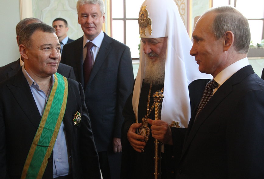 Rosyjski miliarder i biznesmen Arkadij Rotenberg, mer Moskwy Siergiej Sobianin, prezydent Władimir Putin i patriarcha Cyryl, 2015 r.