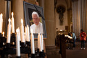 Obraz z papieżem emerytem Benedyktem XVI stoi w katedrze Najświętszej Marii Panny, św. Liboriusza, św. Kiliana w Paderborn