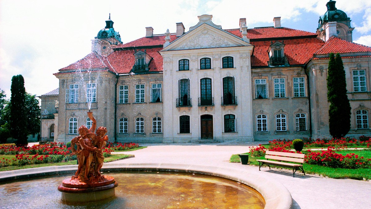 Prezentacja szkła uranowego i wystawa o sokolnictwie – to niektóre z atrakcji nowego sezonu w Muzeum Zamoyskich w Kozłówce. Muzeum mieści się w zespole pałacowo – parkowym, jednej z najlepiej zachowanych rezydencji magnackich w Polsce.