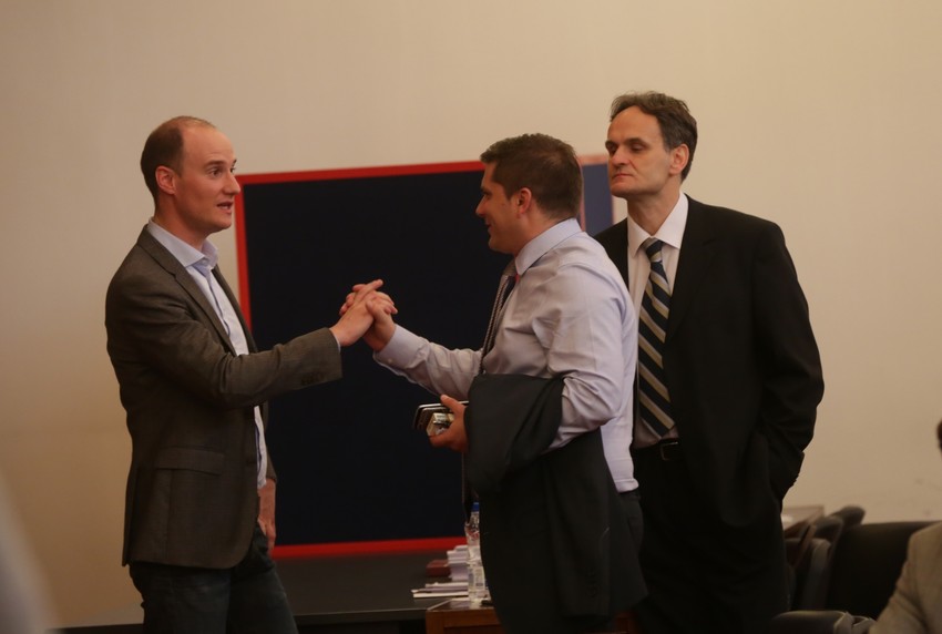 Pozdrav Balše Božovića (DS) i Nikole Nikodijevića (SPS) "nadgleda" Zoran Alimpić (DS)