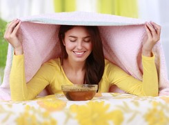 Domowe sposoby na ból gardła i chrypkę. Przede wszystkim nawilżaj błony śluzowe