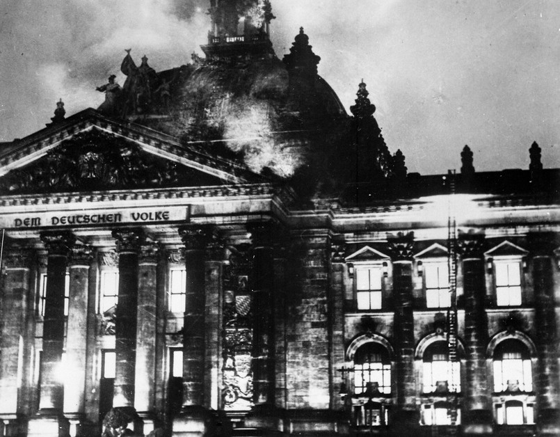 Pożar Reichstagu - symboliczny początek rządów narodowo-socjalistycznych Creative Commons