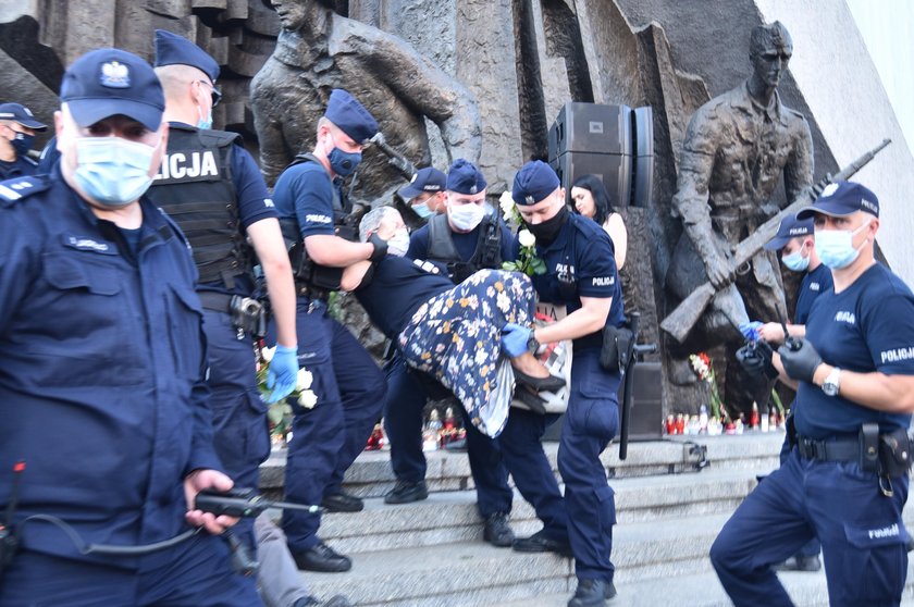 Tęczowe flagi i białe róże na Marszu Powstania Warszawskiego. Interweniowała policja