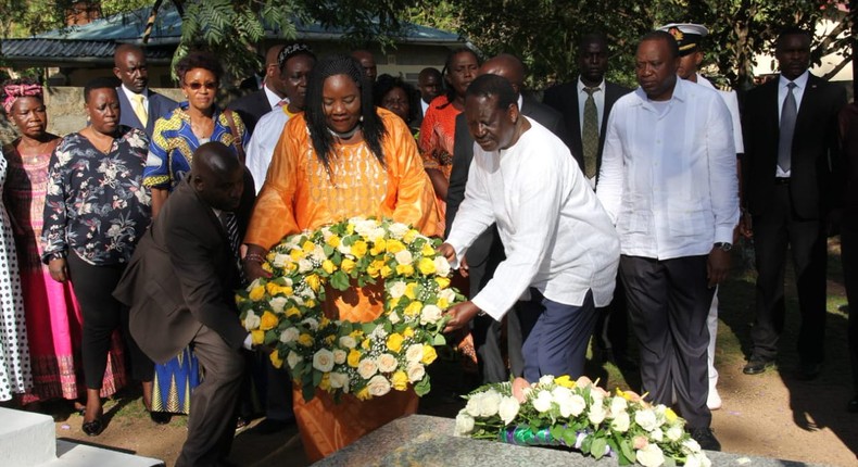 Raila Odinga with his wife Ida Odinga and President Uhuru Kenyatta lay wreaths at Fidel Odinga's grave (Twitter) 