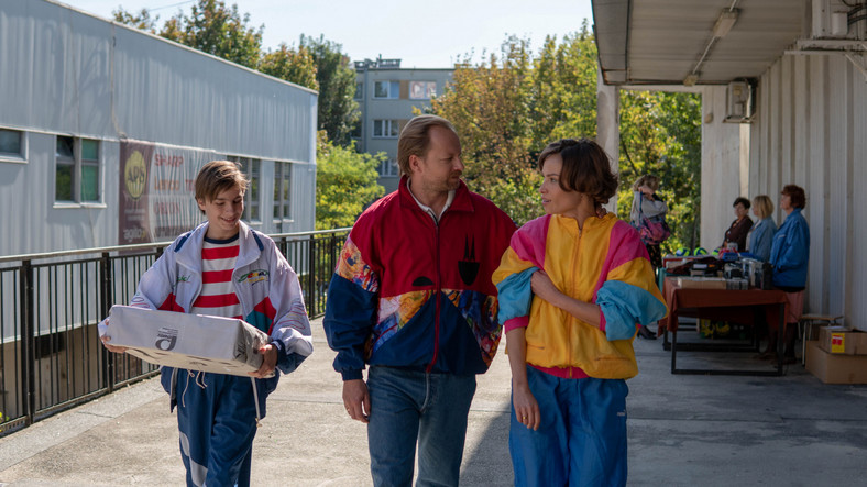 Weronika Książkiewicz, Teodor Koziar i Maciej Stuhr w filmie "Powrót do tamtych dni"