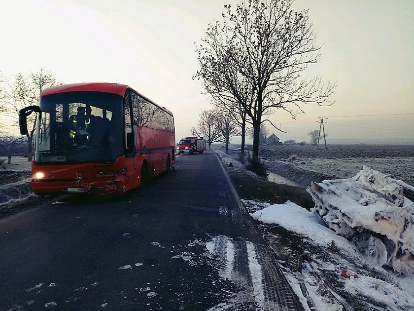 Groźny wypadek w Kujawsko-Pomorskiem. Bus spłonął, wielu rannych