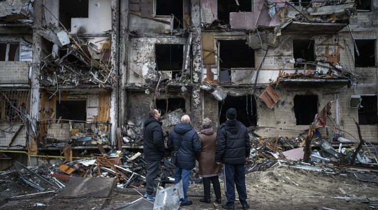 Lakók nézik egy kilőtt ház romjait Kijevben: van pillanat, amikor a hétköznapi emberek válnak igazi hősökké /Fotó: MTI/AP/Emilio Morenatti