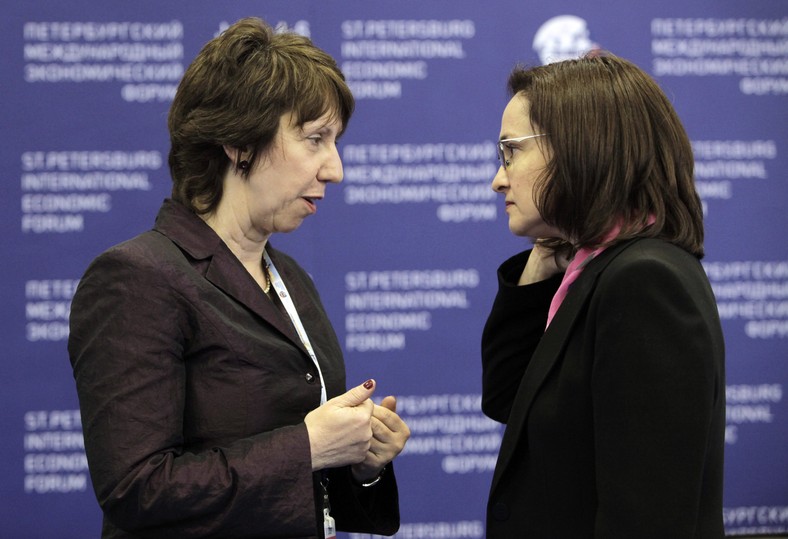 Elvira Nabiullina rozmawia z Catherine Ashton podczas Międzynarodowego Forum Ekonomicznego w Sankt Petersburgu w 2009 r.