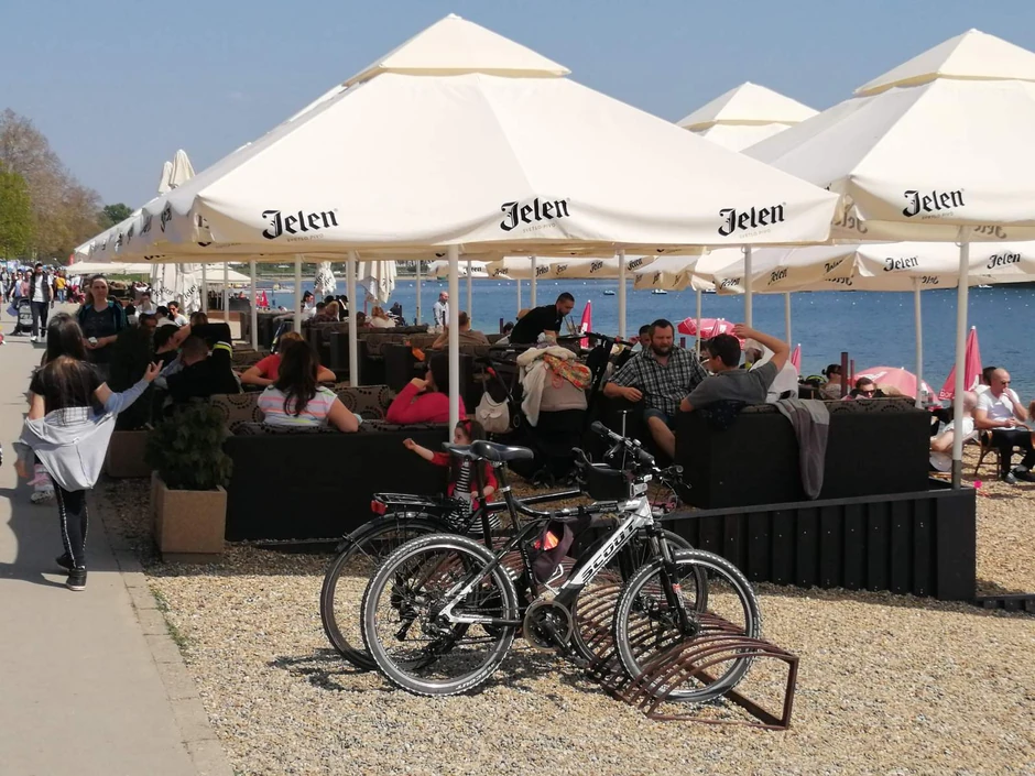 Kafići na otvorenom puni