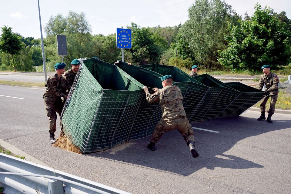 Usuwanie blokad na granicy na przejściu granicznym w Lubieszynie