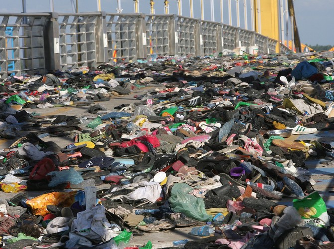 Odzież, buty i inne rzeczy osobiste ofiar paniki, jaka wybuchła na moście w Phnom Penh w Kambodży 23 listopada 2010. Zginęło wówczas kilkaset osób