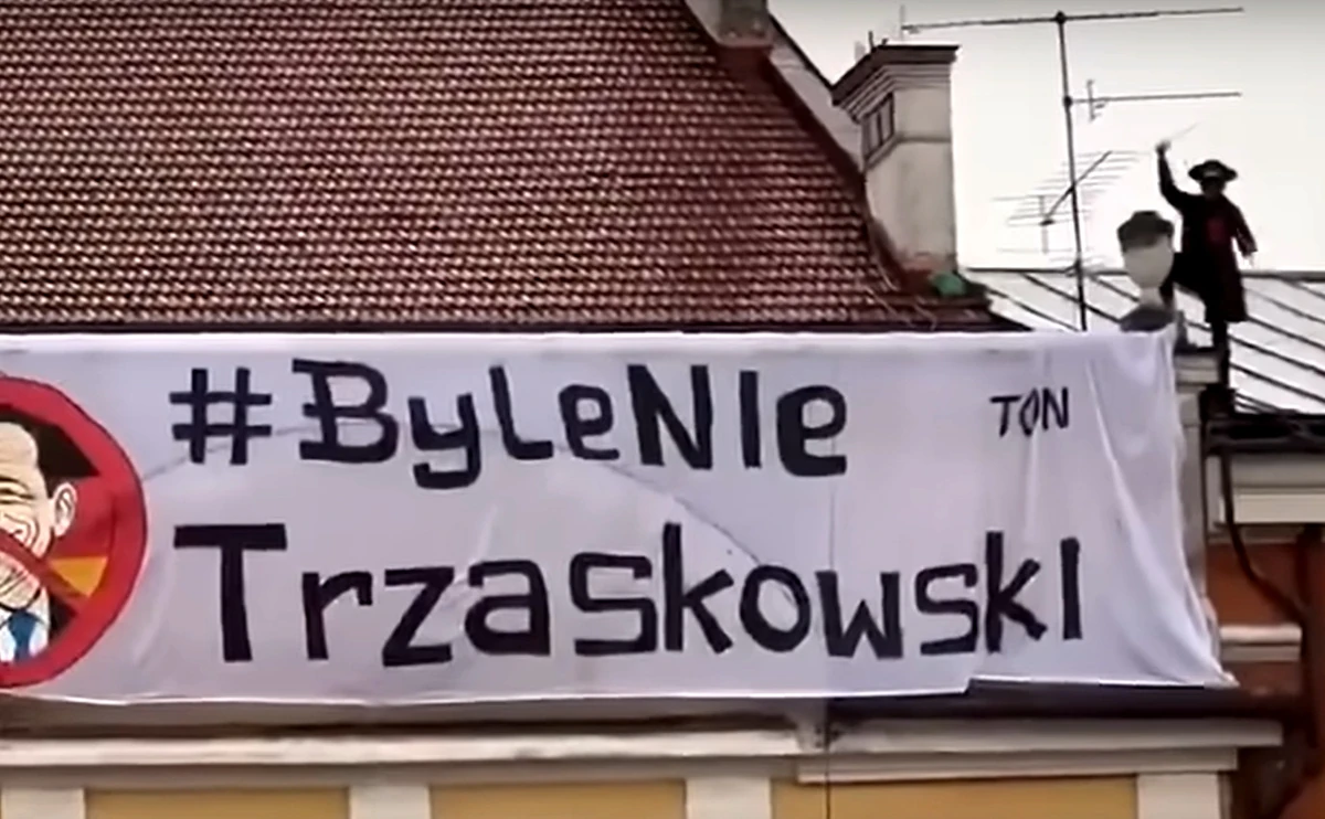 "Byle nie Gospodarz" - Zorro z Tarnowa kradnie show i staje się symbolem sprzeciwu. Incydent na wiecu Gospodarza