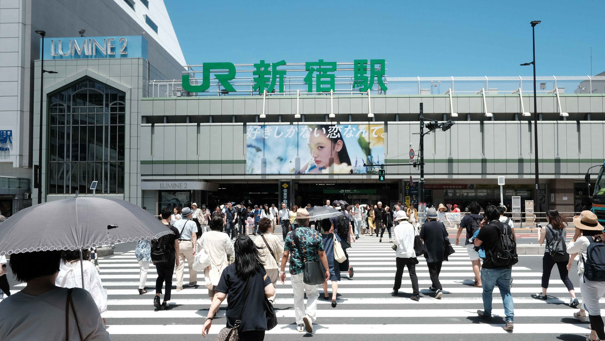 Shinjuku, najgęściej zaludniona dzielnica Tokio, łączy w sobie wszystko, co kojarzy nam się z Japonią: wieżowce, biznesową potęgę i wielkomiejski styl życia. Znajduje się tam również największa stacja kolejowa na świecie. Chociaż w labiryncie korytarzy dworca Shinjuku mogą się zgubić nawet tokijczycy, ma on w sobie coś romantycznego. Z jednej strony przeraża skalą, z drugiej zaś wywołuje sentyment i poczucie nostalgii – widok wieżowców i zabieganych Japończyków wpisuje się w wizerunek azjatyckiego giganta kreowany przez zachodnie media w ostatnich latach.