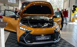 Nowa Toyota C-HR jest zupełnie inna! Hybryda 2.0 robi wielką różnicę