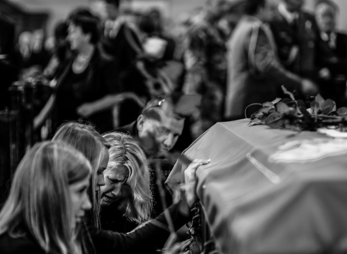 <b>Fotoreportaż - I miejsce w kategorii LUDZIE. Fot. Piotr Bławicki. </b>Lubliniec. Pogrzeb polskiego komandosa JWK Lubliniec chor. Mirosława Łuckiego, który zginął w Afganistanie od wybuchu miny pułapki w nocy z 23 na 24 sierpnia 2013 roku. To pierwszy zabity komandos z prestiżowej polskiej formacji komandosów Task Force 50. Chorąży Łucki zostawił żonę i syna. Dotychczas w Afganistanie zginęło 41 polskich żołnierzy. Na zdjęciach kolejno: kościół św. Stanisława Kostki – rodzina przy trumnie poległego komandosa; pogrzeb – żona i dowódca chorążego idą za trumną żołnierza; żona zabitego komandosa odbiera kondolencje od dowódcy jej męża; spadające biało-czerwone płatki róż, które w czasie składania trumny do grobu rozrzucił nad cmentarzem wojskowy śmigłowiec; na pogrzeb przyszła prawie cała miejscowość; grób komandosa miesiąc po pogrzebie. 30 sierpnia 2013, 29 września 2013