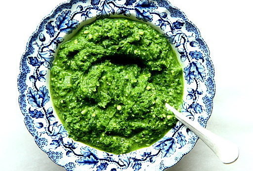 Lekkie pesto z jarmużu, fot. www.facetikuchnia.com.pl