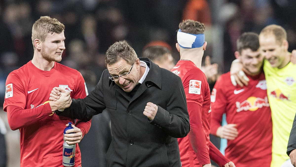 RB Lipsk niespodziewanie na moment odebrał Bayernowi Monachium prowadzenie w Bundeslidze, ale mistrzowie Niemiec wrócili na należne im miejsce. W środę obie drużyny zagrają na Allianz Arenie w hicie Bundesligi. Goście jadą do Monachium po trzy punkty, bo to oni chcą skończyć rok na szczycie tabeli.