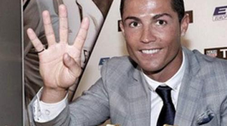 Roskadozik a vitrin! Ronaldo megkapta az újabb Aranycipőjét