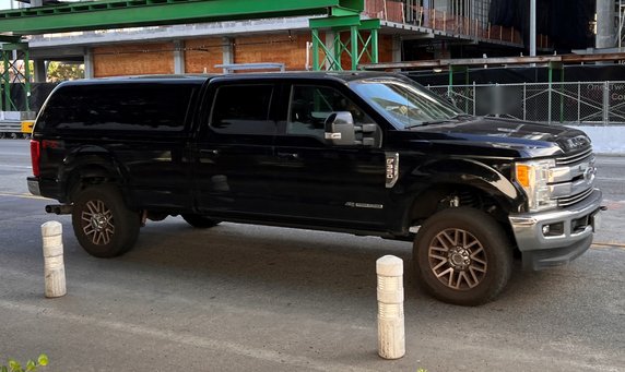 Wielka rzadkość w Los Angeles: Ford F350.