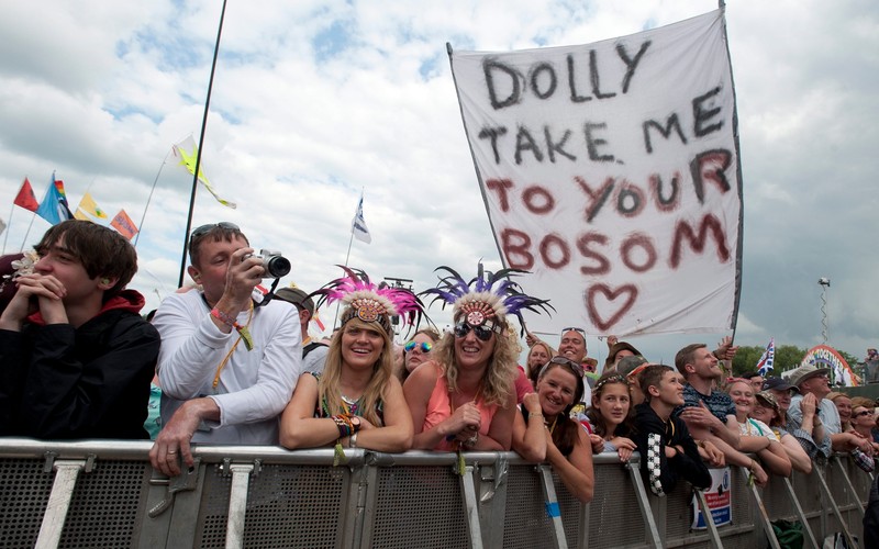 Fani z transparentem: 'Dolly przytul mnie do piersi'