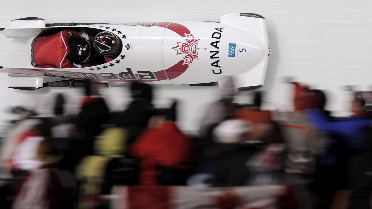 Kanadyjki Kaillie Humphries i Heather Moyse zajmują pierwsze miejsce po dwóch przejazdach bobslejowych dwójek. Pozostałe dwa ślizgi w Whistler Sliding Centre odbędą się w środę.