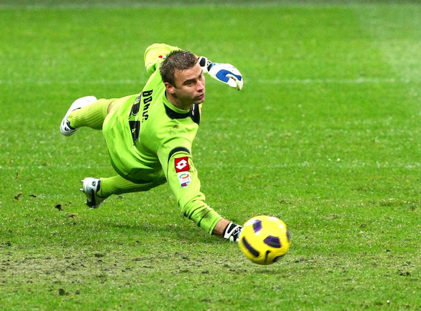 Boruc puścił gola w meczu z Cagliari. Czy się spóźnił? Zobacz i oceń